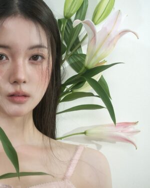 Chae Soo-ah Instagram - 빨간 주근깨 콕콕과 함께 2025년 행복했던 첫 촬영🌸🤍 최고의 조합<3