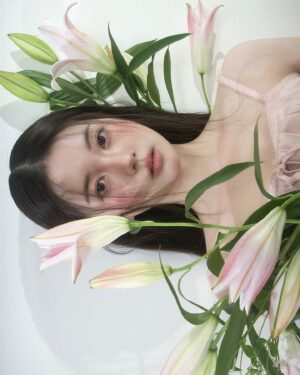 Chae Soo-ah Instagram - 빨간 주근깨 콕콕과 함께 2025년 행복했던 첫 촬영🌸🤍 최고의 조합<3