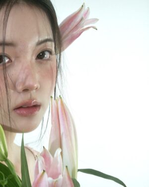 Chae Soo-ah Instagram - 빨간 주근깨 콕콕과 함께 2025년 행복했던 첫 촬영🌸🤍 최고의 조합<3