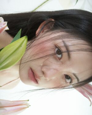 Chae Soo-ah Instagram - 빨간 주근깨 콕콕과 함께 2025년 행복했던 첫 촬영🌸🤍 최고의 조합<3