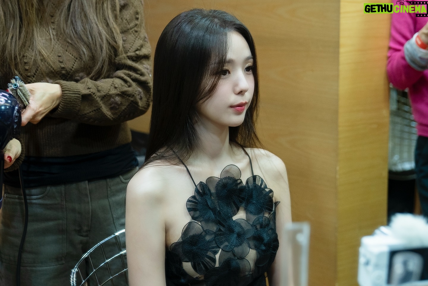 Chae Soo-bin - 0.9 Million Likes - 지거전을 사랑해주신 우리 드라마 팬분들 그리고 늘 응원해주는 제 오랜 팬분들께 수상 소감 때 제대로 감사 인사를 못 드렸는데 희주를 따뜻한 마음으로 안아줘서 너무너무 고마웠어요:)
참 감사하고 행복한 시간이었습니다
앞으로 한 걸음 한 걸음 나아가 더 좋은 모습으로 인사드릴게요🙏🏻
또 만나요 여러분💕
