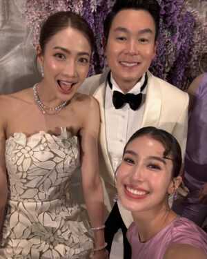 Chalida Vijitvongtong Instagram - ดีใจเห็นพี่แต้วยิ้มกว้างๆแบบนี้ ยินดีกับพี่แต้วและพี่นัยนะคะ 
  มิ้นต์กับพี่แต้วเล่นละครด้วยกันตั้งแต่เรื่องแรกตอนอายุ12 ออกกองต่างจังหวัด เวลาอาบน้ำผลัดกันเฝ้าเพราะเราทั้งคู่กลัวผี 5555 พี่แต้วจะเป็นคนเก่งและมีวินัยในทุกๆเรื่อง เต็มที่กับทุกอย่าง จะอยู่ข้างๆเป็นกำลังใจให้กับพี่แต้วเสมอนะค้าบบ ยินดีกับ New chapter ✨ของพี่แต้วมากกกกๆๆ 💖 เลิฟยูๆๆๆ #PranaiNataphorn