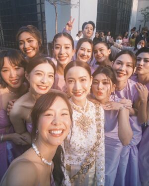 Chalida Vijitvongtong Instagram - ดีใจเห็นพี่แต้วยิ้มกว้างๆแบบนี้ ยินดีกับพี่แต้วและพี่นัยนะคะ 
  มิ้นต์กับพี่แต้วเล่นละครด้วยกันตั้งแต่เรื่องแรกตอนอายุ12 ออกกองต่างจังหวัด เวลาอาบน้ำผลัดกันเฝ้าเพราะเราทั้งคู่กลัวผี 5555 พี่แต้วจะเป็นคนเก่งและมีวินัยในทุกๆเรื่อง เต็มที่กับทุกอย่าง จะอยู่ข้างๆเป็นกำลังใจให้กับพี่แต้วเสมอนะค้าบบ ยินดีกับ New chapter ✨ของพี่แต้วมากกกกๆๆ 💖 เลิฟยูๆๆๆ #PranaiNataphorn