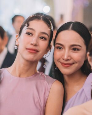 Chalida Vijitvongtong Instagram - ดีใจเห็นพี่แต้วยิ้มกว้างๆแบบนี้ ยินดีกับพี่แต้วและพี่นัยนะคะ 
  มิ้นต์กับพี่แต้วเล่นละครด้วยกันตั้งแต่เรื่องแรกตอนอายุ12 ออกกองต่างจังหวัด เวลาอาบน้ำผลัดกันเฝ้าเพราะเราทั้งคู่กลัวผี 5555 พี่แต้วจะเป็นคนเก่งและมีวินัยในทุกๆเรื่อง เต็มที่กับทุกอย่าง จะอยู่ข้างๆเป็นกำลังใจให้กับพี่แต้วเสมอนะค้าบบ ยินดีกับ New chapter ✨ของพี่แต้วมากกกกๆๆ 💖 เลิฟยูๆๆๆ #PranaiNataphorn