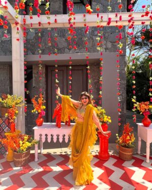 Chandni Bhabhda Instagram - Haldi ka rang hai yeh ishq ka rang 🫶♥️

Outfit : @sshilpasamriya 
Jewellery: @rubans.in 
Styled by : @sakshi_sardaa 

#chandnimimic #Mannmilgaye