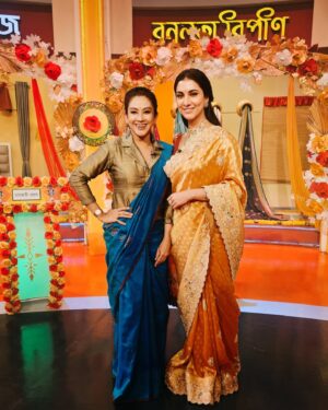Chandrayee Ghosh Instagram - A few of us from the  film Binodini ( Ekti Natir Upakhyan ) at Didi no 1 today's episode . BINODINI IN THEATRES NOW ! 💫
.
.
.
.
.
#binodini #newmovie #intheatresnow #bengalimovie #natibinodini #carousel #potd #didino1 #zeebangla #watchtheepisode #instashare #explorepage #chandreyeeghosh #official_chandreyee_ghosh 
[Binodini, Bengali Film, Zee Bangla,Didi No.1, Instagram Share, Explore, Chandreyee Ghosh]