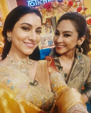 Chandrayee Ghosh Instagram - A few of us from the  film Binodini ( Ekti Natir Upakhyan ) at Didi no 1 today's episode . BINODINI IN THEATRES NOW ! 💫
.
.
.
.
.
#binodini #newmovie #intheatresnow #bengalimovie #natibinodini #carousel #potd #didino1 #zeebangla #watchtheepisode #instashare #explorepage #chandreyeeghosh #official_chandreyee_ghosh 
[Binodini, Bengali Film, Zee Bangla,Didi No.1, Instagram Share, Explore, Chandreyee Ghosh]