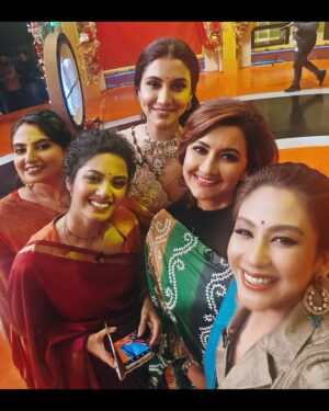 Chandrayee Ghosh Instagram - A few of us from the  film Binodini ( Ekti Natir Upakhyan ) at Didi no 1 today's episode . BINODINI IN THEATRES NOW ! 💫
.
.
.
.
.
#binodini #newmovie #intheatresnow #bengalimovie #natibinodini #carousel #potd #didino1 #zeebangla #watchtheepisode #instashare #explorepage #chandreyeeghosh #official_chandreyee_ghosh 
[Binodini, Bengali Film, Zee Bangla,Didi No.1, Instagram Share, Explore, Chandreyee Ghosh]