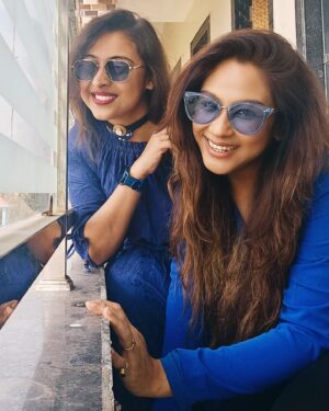 Chandrayee Ghosh Instagram - paani bhi utna blue nahin tha jitne hum the ! Ki bolish @nabanitadutta1 🥶💙🤳🤩
.
.
.
.
.
#instapost #blue #twinning #poses #lotsoflove #carouselpost #potd #bollywoodsongs #honeysinghsongs #Explore #instagrm #chandreyeeghosh #official_chandreyee_ghosh 
[Instapost, Blue, Carousel Post, Twinning, Bollywood Songs, Explore, Instagram, Chandreyee Ghosh]