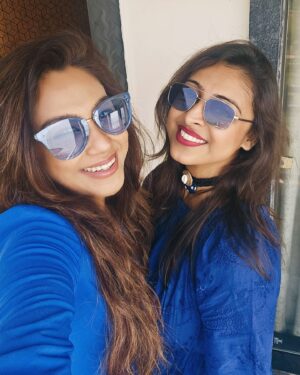 Chandrayee Ghosh Instagram - paani bhi utna blue nahin tha jitne hum the ! Ki bolish @nabanitadutta1 🥶💙🤳🤩
.
.
.
.
.
#instapost #blue #twinning #poses #lotsoflove #carouselpost #potd #bollywoodsongs #honeysinghsongs #Explore #instagrm #chandreyeeghosh #official_chandreyee_ghosh 
[Instapost, Blue, Carousel Post, Twinning, Bollywood Songs, Explore, Instagram, Chandreyee Ghosh]