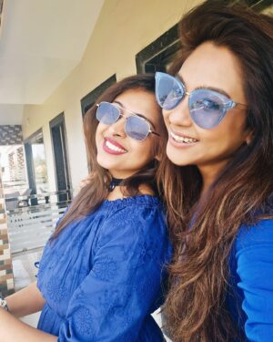 Chandrayee Ghosh Instagram - paani bhi utna blue nahin tha jitne hum the ! Ki bolish @nabanitadutta1 🥶💙🤳🤩
.
.
.
.
.
#instapost #blue #twinning #poses #lotsoflove #carouselpost #potd #bollywoodsongs #honeysinghsongs #Explore #instagrm #chandreyeeghosh #official_chandreyee_ghosh 
[Instapost, Blue, Carousel Post, Twinning, Bollywood Songs, Explore, Instagram, Chandreyee Ghosh]