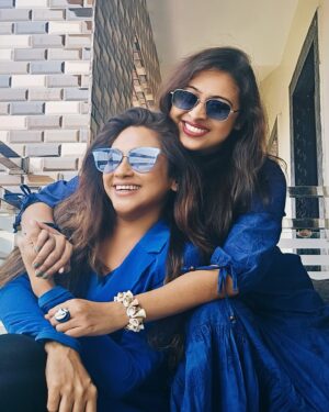 Chandrayee Ghosh Instagram - paani bhi utna blue nahin tha jitne hum the ! Ki bolish @nabanitadutta1 🥶💙🤳🤩
.
.
.
.
.
#instapost #blue #twinning #poses #lotsoflove #carouselpost #potd #bollywoodsongs #honeysinghsongs #Explore #instagrm #chandreyeeghosh #official_chandreyee_ghosh 
[Instapost, Blue, Carousel Post, Twinning, Bollywood Songs, Explore, Instagram, Chandreyee Ghosh]