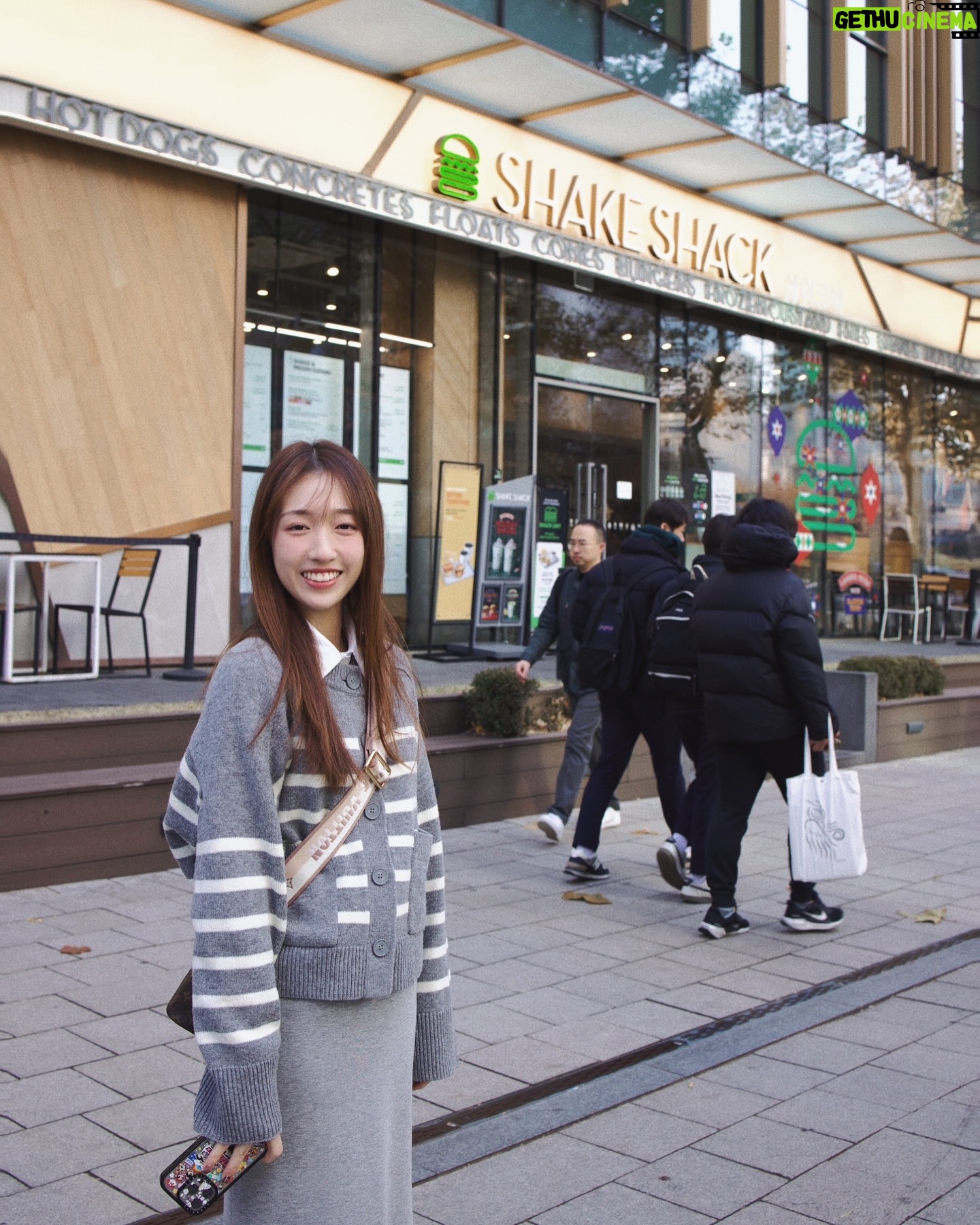 Chanel Wang - 3.9K Likes - 發一個兩個月前的遊客照🍔
我真的真的真的好喜歡吃Shake Shack
這次生病後深刻的體會到
能夠健康的吃飯是一件多麼幸福的事
願你我他都能平安健康快樂🫶🏻