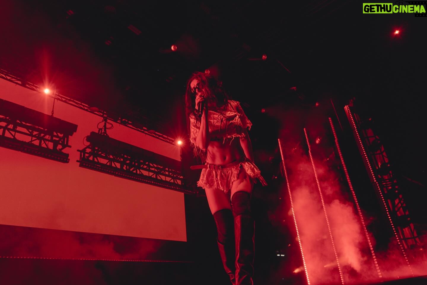 Charli XCX - 0.9 Million Likes - had the best time in australia and new zealand playing these shows with some of my favs. ty all for coming to see me and ty @lanewayfest. canāt believe i nearly stepped on a python <3