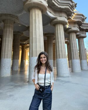 Charlotte Lemay Instagram - ✨ Les Colonnes Magiques de Gaudí ✨

Les colonnes sinueuses du Park Güell ne sont pas là par hasard : Gaudí a imaginé ces structures pour soutenir les promenades tout en imitant les formes organiques des arbres. Un bijou d’ingéniosité et de poésie ! Comme si la nature avait sculpté ce lieu. 💚🏛️🌳 

#ParkGuell #GaudiMagic #TravelInspiration #Barceloneentrain #interrail