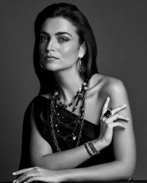 Charlotte Lemay Instagram - I don’t post many of my modeling shoots here anymore...
This one is for jewelry with photographer Sven Geboers 📷🖤 
Thanks @leon_martens_juwelier for having me! 
and the great @sarraferiani for the makeup and hair 

@ink_antwerp @geboerssven #jewelry