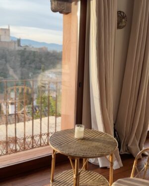 Charlotte Lemay Instagram - Holà Granada ♥️
And sorry I didn’t iron my shirt mom 🥲

Ps: aucun avion n’a été pris pour arriver dans ce paradis sur Terre #Train1Avion0 
* no flight was taken to go to this Paradise on Earth