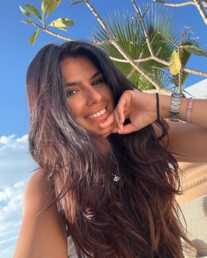 Charlotte Mint Instagram - Commencer l’année avec beaucoup de gratitude, d’amour et d’amitié ! MERCI LA VIE 🌞 INOUBLIABLE 🩷✨ 2025 hereeeee we goooooo 🪩💃🏻🥂✨♾️