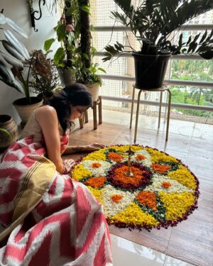Charu Mehra Instagram - Apun khud ki dilruba hai!! 🫰🫰