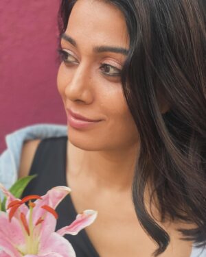 Charu Mehra Instagram - So, I close my eyes to old ends & open my heart to new beginnings.🌻✨