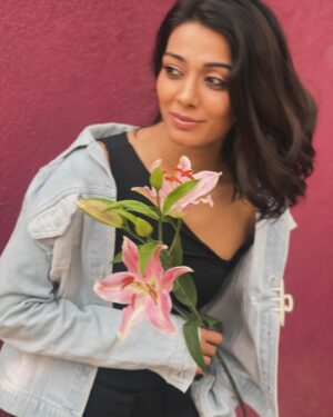 Charu Mehra Instagram - So, I close my eyes to old ends & open my heart to new beginnings.🌻✨