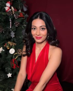 Charu Mehra Instagram - Merry Christmas!🎄💄

In Frame: @4umehra 
Glam: @ownyourlook_manitasinghania 
Hair: @pam_makeup_salon 
iPhone Photography: @_manishaa04

(Christmas makeup , makeup transition, christmas looks, christmas transition, red lips)

#ownyourlookbymanitasinghania #christmastransition #makeupartist #makeuptransition #redlips #christmasmakeup #makeupinspo