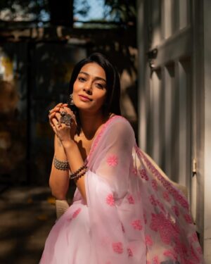 Charu Mehra Instagram - If it doesn’t open, it’s not your door! 🚪🚪
.
📷: @areesz 
👚: @bombaebyaisha