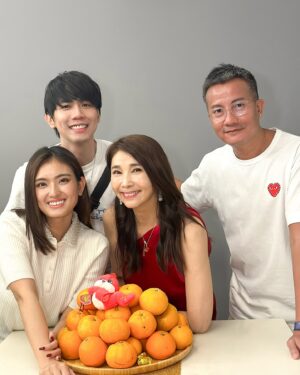 Chen Xiuhuan Instagram - 大年初十🍊🍊
祝福大家
十全十美、
事事如意！🧧🧧
#拜年 
#初十
#过年
#新年快乐
#农历新年
#恭喜發財 
#cny
#chinesenewyear
#lunarnewyear 
#gongxifacai 
#chenxiuhuan 
#陈秀环