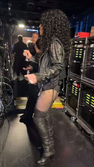 Cher Instagram - Warming up with 5mins to go… 🎤💃