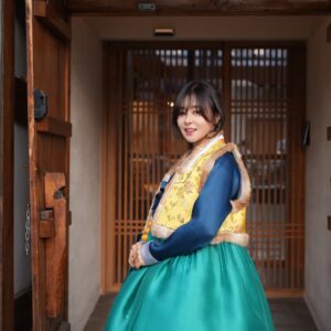 Choi Kang-hee Instagram - 한복입고 서촌 걸어다니는거 누가 하나했는데 ㅋㅋㅋ...^^*

🙋‍♀️새해복많이받으세요!
🙇설날 한복 입는거
어렸을때요 늘 새해 한복입었어서 늘 이상하게..
설날되면 한복 입고싶었었거든요
그런데 한복은 어디서 뭘 사야할지 사면 내가 한 벌이라도 때마다 소화할수 있을지 그걸 입고 걸어다닐 수는 있는건지..
그런데 이번 새해인사를 핑계삼아 한번 입어볼수 있었어요

#도화한복#항아리핏#아름다워요#인텔리젠시아#좋아하는커피를찾아가는기쁨#모두협찬감사합니다#도움이되면좋겠네요#추천 👍 #참말만하는#유료광고절대아님⚠️#개인의취향
#메이크업정샘물#정금쌤#헤어rue710#현주쌤#사진디큐픽쳐스

#나도최강희#설날#29일업로드