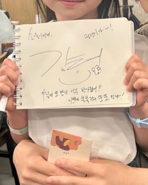 Choi So-yul Instagram - 정년이 종방연 🩷

정년이 김태리 배우님과 🩷 소율이 기억해주셔서 너무 감동이고 감사했다구요 🫶🏻

같은 작품을 두번이나 할수 있어서 그리고 또 뵐수 있어서 너무 영광이었습니다 ✨️

열심히해서 또 좋은 작품으로 만나뵐수있길 바라요 🙏✨️

@kimtaeri_official 

진작 올리고 싶었는데 🥹 올리고 또 막히지않길🫠
정년이때 사진 좌라락 올리고 싶어요 ㅠㅠ엉엉 
나에게ㅜ자유를 주세요 인수타 🙏

#정년이 #Jeongnyeon_TheStarisBorn
#김태리 #신예은 #라미란 #정은채 #김윤혜 #최소율
#tvN #TVING #디즈니플러스 #disneyplus #웹툰 #드라마 #네이버 
#아역 #아역배우 #은재 #종방연 #쫑파티