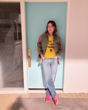 Christa Miller Instagram - Just hanging around, like I do. And yes, I absolutely stole that jacket.

Dress like Liz!! 👇🏼

Jacket: @greglauren 
T-shirt: @mother 
Jeans: @levis 
Shoes: @adidas 
Jewelry: @jenmeyerjewelry 

Styling by the amazing @allysonfanger 

#styling #shrinking