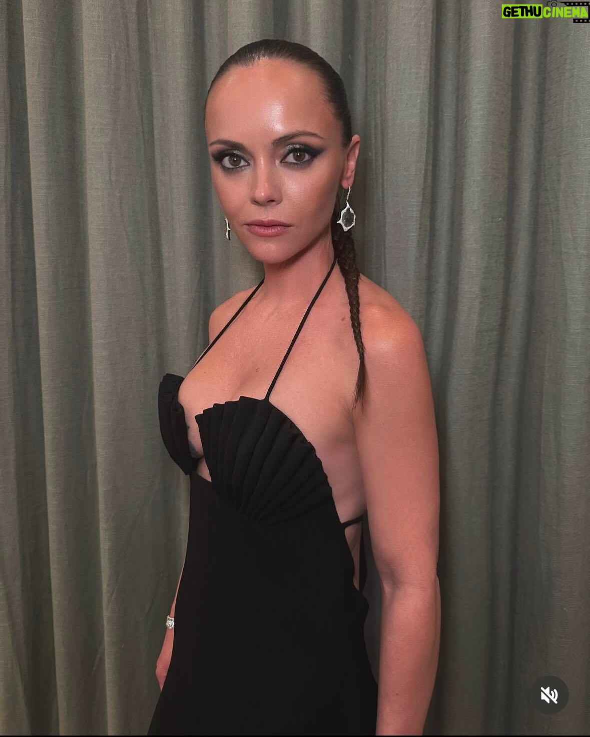 Christina Ricci - 73.8K Likes - In @monotofficial and @martinkatzjewels for @yellowjackets season 3 premiere 🐝🥩🐝🥩
@juliavonboehm @kassidytaylorxx
@allanface @rena.calhoun @rubyvo_
@absolute4ngel