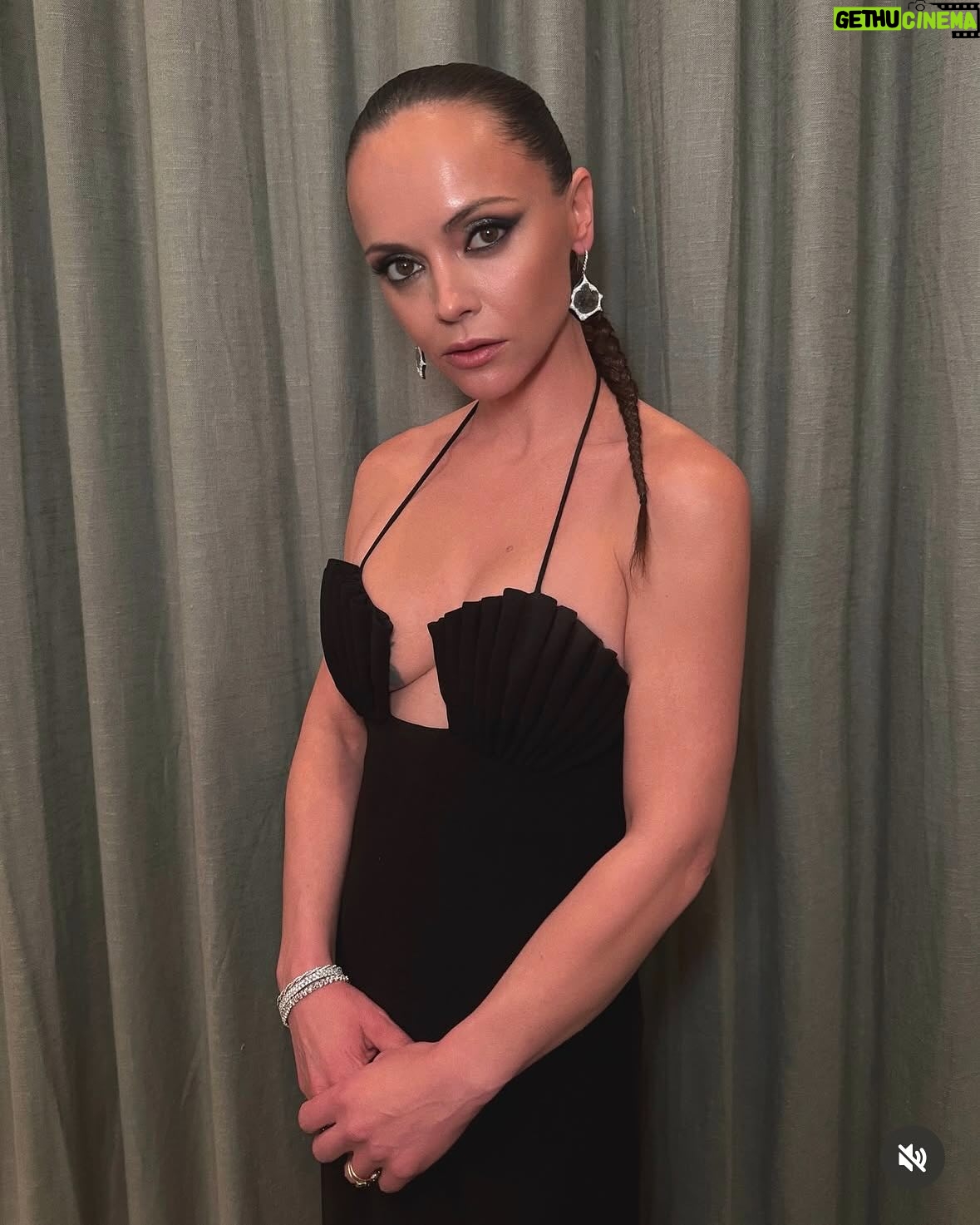Christina Ricci - 73.8K Likes - In @monotofficial and @martinkatzjewels for @yellowjackets season 3 premiere 🐝🥩🐝🥩
@juliavonboehm @kassidytaylorxx
@allanface @rena.calhoun @rubyvo_
@absolute4ngel