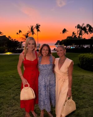 Christine Lakin Instagram - Surf, sand, snow, shred 
Best longest winter break with friends and family! 😅
2025 were ready!