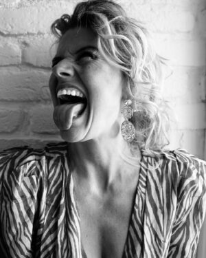 Christine Meltzer Instagram - JAG ROPAR UT ETT TACK FÖR 50 ÅÅÅÅR PÅ DETTA SOM KALLAS JORDEN 🌏
Sicken grej!!!
50 bast idaaaa🎈
Nu e jag äldre å klokare.
Iallafall äldre.
MEN MEST TACKSAM ❤️!

PUSS älskade ni alla! 🎈