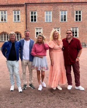Christine Meltzer Instagram - Nämen ASSÅÅ hjälp, herreguuu, oh my gosh, hur e det möjligt?! Min dag på slottet.
Hjääälp vad läskigt!!
Men så får jag bara tänka att jag är absolut inte jordens mittpunkt (såklaart) å allt handlar inte om mig!! (Fast just ikväll råkar visst mycket göra det 🙈🥰. Handlar om mig alltså). 
Å jo det var svårare än jag nånsin kunde ana att sitta där på högkanten av bordet å ta plats.
Tack å lov att jag hade de absolut finaste lyssnarna runt bordet.
Tack!!
Men jag gjorde så gott jag kunde å skratt, gråt å historier blandas i nån mix som tydligen kallas mitt liv. 
Å kom ihåg, vi är alla stjärnor.
Både du å jag 💫
Ikväll 20.00 på svt. 
Här e jag❤️