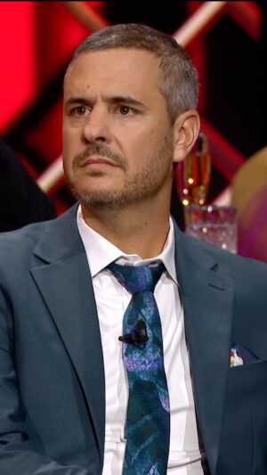 Christine Morency Instagram - @le_pierre_hebert se trouve HOT 🔥 

👏 Une belle main d’applaudissement @morenclic pour sa nomination au 26e Gala Les Olivier dans la catégorie « Numéro d’humour de l’année » pour sa performance dans Le Grand Bien-cuit de Pierre ! #roast #GBC #justepourrire #galalesolivier #LesOlivier #APIH #icitele