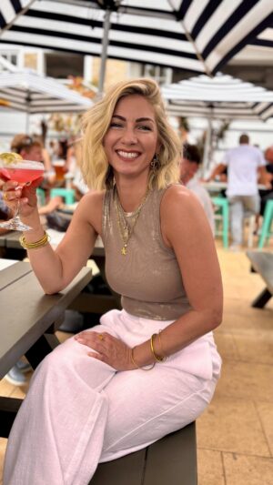 Cici Coleman Instagram - Chop chop bebe 

@healthy_blonde_hair