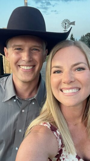 Cindy Busby Instagram - @official_heartlandoncbc fans it was all for you! 
Your constant love and support is everything! 
#HOTASH came back!  What a joy it was to reconnect with my Heartland Family once again. Felt like no time had past. I’m so grateful for this opportunity. Ashley Stanton has always had a special place in my heart! Hope you enjoyed the episode 🙏💖🙏
#heartland #ashleystanton #cindybusby #horses #heartlandoncbc