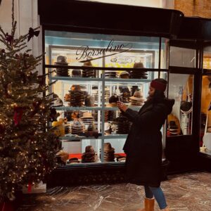 Cindy Fabre Instagram - LONDRES 
Et puis il y a nous à Londres… et il y a Londres tout simplement.
Une ville incroyable, authentique et pleine de charme, avec des Anglais prévenants et attentionnés. Pas étonnant que le monde entier se rue à Londres (voir dernière vidéo) !

Un grand merci à Audrey, une fidèle abonnée, pour ses bons plans. Nous nous sommes régalés, dans tous les sens du terme !

Nos découvertes :

🌟 Pour les décors et marchés de Noël :
	•	Regent Street
	•	Bond Street
	•	Leicester Square
	•	Covent Garden
	•	Trafalgar Square
	•	South Bank Center

🏙️ Pour les quartiers incontournables :
	•	Piccadilly Circus
	•	Westminster
	•	Mayfair

🌿 Pour une expérience culinaire authentique :
	•	Borough Market, un lieu incontournable pour les gourmands avec une incroyable diversité de stands et produits locaux.

🍽️ Pour les restaurants, tous incroyablement bons et magnifiques :
	•	🇯🇵 Japonais avec un grill central : @rokarestaurant.uk
	•	🇮🇹 Italien avec un tiramisu XXL : @gattopardorestaurant 
	•	🇺🇸 Américain avec sa fameuse salade César : Le Grill chez @harrods 
	•	🇲🇽 🇵🇪 🇯🇵 Fusion Mexicain/ Péruvien/ Japonais : @losmochislondon

🍹 Un bar super sympa :
	•	@mrfoggsgb