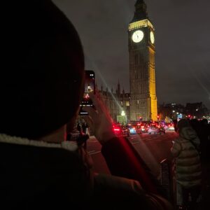 Cindy Fabre Instagram - LONDRES 
Et puis il y a nous à Londres… et il y a Londres tout simplement.
Une ville incroyable, authentique et pleine de charme, avec des Anglais prévenants et attentionnés. Pas étonnant que le monde entier se rue à Londres (voir dernière vidéo) !

Un grand merci à Audrey, une fidèle abonnée, pour ses bons plans. Nous nous sommes régalés, dans tous les sens du terme !

Nos découvertes :

🌟 Pour les décors et marchés de Noël :
	•	Regent Street
	•	Bond Street
	•	Leicester Square
	•	Covent Garden
	•	Trafalgar Square
	•	South Bank Center

🏙️ Pour les quartiers incontournables :
	•	Piccadilly Circus
	•	Westminster
	•	Mayfair

🌿 Pour une expérience culinaire authentique :
	•	Borough Market, un lieu incontournable pour les gourmands avec une incroyable diversité de stands et produits locaux.

🍽️ Pour les restaurants, tous incroyablement bons et magnifiques :
	•	🇯🇵 Japonais avec un grill central : @rokarestaurant.uk
	•	🇮🇹 Italien avec un tiramisu XXL : @gattopardorestaurant 
	•	🇺🇸 Américain avec sa fameuse salade César : Le Grill chez @harrods 
	•	🇲🇽 🇵🇪 🇯🇵 Fusion Mexicain/ Péruvien/ Japonais : @losmochislondon

🍹 Un bar super sympa :
	•	@mrfoggsgb