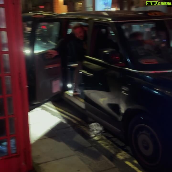 Cindy Fabre - 5.1K Likes - LONDRES
Et puis il y a nous à Londres… et il y a Londres tout simplement.
Une ville incroyable, authentique et pleine de charme, avec des Anglais prévenants et attentionnés. Pas étonnant que le monde entier se rue à Londres (voir dernière vidéo) !
Un grand merci à Audrey, une fidèle abonnée, pour ses bons plans. Nous nous sommes régalés, dans tous les sens du terme !
Nos découvertes :
🌟 Pour les décors et marchés de Noël :
• Regent Street
• Bond Street
• Leicester Square
• Covent Garden
• Trafalgar Square
• South Bank Center
🏙️ Pour les quartiers incontournables :
• Piccadilly Circus
• Westminster
• Mayfair
🌿 Pour une expérience culinaire authentique :
• Borough Market, un lieu incontournable pour les gourmands avec une incroyable diversité de stands et produits locaux.
🍽️ Pour les restaurants, tous incroyablement bons et magnifiques :
• 🇯🇵 Japonais avec un grill central : @rokarestaurant.uk
• 🇮🇹 Italien avec un tiramisu XXL : @gattopardorestaurant
• 🇺🇸 Américain avec sa fameuse salade César : Le Grill chez @harrods
• 🇲🇽 🇵🇪 🇯🇵 Fusion Mexicain/ Péruvien/ Japonais : @losmochislondon
🍹 Un bar super sympa :
• @mrfoggsgb