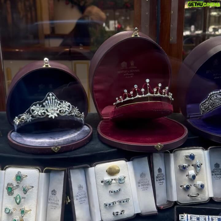 Cindy Fabre - 5.1K Likes - LONDRES
Et puis il y a nous à Londres… et il y a Londres tout simplement.
Une ville incroyable, authentique et pleine de charme, avec des Anglais prévenants et attentionnés. Pas étonnant que le monde entier se rue à Londres (voir dernière vidéo) !
Un grand merci à Audrey, une fidèle abonnée, pour ses bons plans. Nous nous sommes régalés, dans tous les sens du terme !
Nos découvertes :
🌟 Pour les décors et marchés de Noël :
• Regent Street
• Bond Street
• Leicester Square
• Covent Garden
• Trafalgar Square
• South Bank Center
🏙️ Pour les quartiers incontournables :
• Piccadilly Circus
• Westminster
• Mayfair
🌿 Pour une expérience culinaire authentique :
• Borough Market, un lieu incontournable pour les gourmands avec une incroyable diversité de stands et produits locaux.
🍽️ Pour les restaurants, tous incroyablement bons et magnifiques :
• 🇯🇵 Japonais avec un grill central : @rokarestaurant.uk
• 🇮🇹 Italien avec un tiramisu XXL : @gattopardorestaurant
• 🇺🇸 Américain avec sa fameuse salade César : Le Grill chez @harrods
• 🇲🇽 🇵🇪 🇯🇵 Fusion Mexicain/ Péruvien/ Japonais : @losmochislondon
🍹 Un bar super sympa :
• @mrfoggsgb