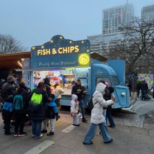 Cindy Fabre Instagram - LONDRES 
Et puis il y a nous à Londres… et il y a Londres tout simplement.
Une ville incroyable, authentique et pleine de charme, avec des Anglais prévenants et attentionnés. Pas étonnant que le monde entier se rue à Londres (voir dernière vidéo) !

Un grand merci à Audrey, une fidèle abonnée, pour ses bons plans. Nous nous sommes régalés, dans tous les sens du terme !

Nos découvertes :

🌟 Pour les décors et marchés de Noël :
	•	Regent Street
	•	Bond Street
	•	Leicester Square
	•	Covent Garden
	•	Trafalgar Square
	•	South Bank Center

🏙️ Pour les quartiers incontournables :
	•	Piccadilly Circus
	•	Westminster
	•	Mayfair

🌿 Pour une expérience culinaire authentique :
	•	Borough Market, un lieu incontournable pour les gourmands avec une incroyable diversité de stands et produits locaux.

🍽️ Pour les restaurants, tous incroyablement bons et magnifiques :
	•	🇯🇵 Japonais avec un grill central : @rokarestaurant.uk
	•	🇮🇹 Italien avec un tiramisu XXL : @gattopardorestaurant 
	•	🇺🇸 Américain avec sa fameuse salade César : Le Grill chez @harrods 
	•	🇲🇽 🇵🇪 🇯🇵 Fusion Mexicain/ Péruvien/ Japonais : @losmochislondon

🍹 Un bar super sympa :
	•	@mrfoggsgb