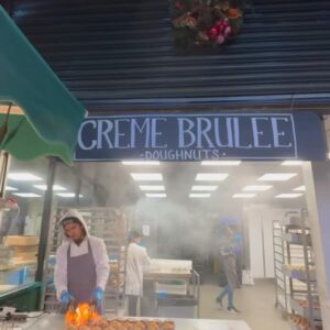 Cindy Fabre Instagram - LONDRES 
Et puis il y a nous à Londres… et il y a Londres tout simplement.
Une ville incroyable, authentique et pleine de charme, avec des Anglais prévenants et attentionnés. Pas étonnant que le monde entier se rue à Londres (voir dernière vidéo) !

Un grand merci à Audrey, une fidèle abonnée, pour ses bons plans. Nous nous sommes régalés, dans tous les sens du terme !

Nos découvertes :

🌟 Pour les décors et marchés de Noël :
	•	Regent Street
	•	Bond Street
	•	Leicester Square
	•	Covent Garden
	•	Trafalgar Square
	•	South Bank Center

🏙️ Pour les quartiers incontournables :
	•	Piccadilly Circus
	•	Westminster
	•	Mayfair

🌿 Pour une expérience culinaire authentique :
	•	Borough Market, un lieu incontournable pour les gourmands avec une incroyable diversité de stands et produits locaux.

🍽️ Pour les restaurants, tous incroyablement bons et magnifiques :
	•	🇯🇵 Japonais avec un grill central : @rokarestaurant.uk
	•	🇮🇹 Italien avec un tiramisu XXL : @gattopardorestaurant 
	•	🇺🇸 Américain avec sa fameuse salade César : Le Grill chez @harrods 
	•	🇲🇽 🇵🇪 🇯🇵 Fusion Mexicain/ Péruvien/ Japonais : @losmochislondon

🍹 Un bar super sympa :
	•	@mrfoggsgb