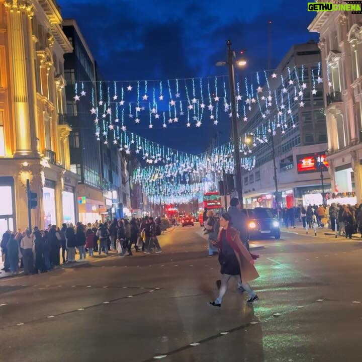 Cindy Fabre - 5.1K Likes - LONDRES
Et puis il y a nous à Londres… et il y a Londres tout simplement.
Une ville incroyable, authentique et pleine de charme, avec des Anglais prévenants et attentionnés. Pas étonnant que le monde entier se rue à Londres (voir dernière vidéo) !
Un grand merci à Audrey, une fidèle abonnée, pour ses bons plans. Nous nous sommes régalés, dans tous les sens du terme !
Nos découvertes :
🌟 Pour les décors et marchés de Noël :
• Regent Street
• Bond Street
• Leicester Square
• Covent Garden
• Trafalgar Square
• South Bank Center
🏙️ Pour les quartiers incontournables :
• Piccadilly Circus
• Westminster
• Mayfair
🌿 Pour une expérience culinaire authentique :
• Borough Market, un lieu incontournable pour les gourmands avec une incroyable diversité de stands et produits locaux.
🍽️ Pour les restaurants, tous incroyablement bons et magnifiques :
• 🇯🇵 Japonais avec un grill central : @rokarestaurant.uk
• 🇮🇹 Italien avec un tiramisu XXL : @gattopardorestaurant
• 🇺🇸 Américain avec sa fameuse salade César : Le Grill chez @harrods
• 🇲🇽 🇵🇪 🇯🇵 Fusion Mexicain/ Péruvien/ Japonais : @losmochislondon
🍹 Un bar super sympa :
• @mrfoggsgb