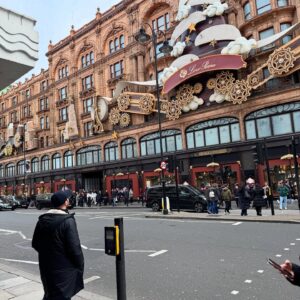Cindy Fabre Instagram - LONDRES 
Et puis il y a nous à Londres… et il y a Londres tout simplement.
Une ville incroyable, authentique et pleine de charme, avec des Anglais prévenants et attentionnés. Pas étonnant que le monde entier se rue à Londres (voir dernière vidéo) !

Un grand merci à Audrey, une fidèle abonnée, pour ses bons plans. Nous nous sommes régalés, dans tous les sens du terme !

Nos découvertes :

🌟 Pour les décors et marchés de Noël :
	•	Regent Street
	•	Bond Street
	•	Leicester Square
	•	Covent Garden
	•	Trafalgar Square
	•	South Bank Center

🏙️ Pour les quartiers incontournables :
	•	Piccadilly Circus
	•	Westminster
	•	Mayfair

🌿 Pour une expérience culinaire authentique :
	•	Borough Market, un lieu incontournable pour les gourmands avec une incroyable diversité de stands et produits locaux.

🍽️ Pour les restaurants, tous incroyablement bons et magnifiques :
	•	🇯🇵 Japonais avec un grill central : @rokarestaurant.uk
	•	🇮🇹 Italien avec un tiramisu XXL : @gattopardorestaurant 
	•	🇺🇸 Américain avec sa fameuse salade César : Le Grill chez @harrods 
	•	🇲🇽 🇵🇪 🇯🇵 Fusion Mexicain/ Péruvien/ Japonais : @losmochislondon

🍹 Un bar super sympa :
	•	@mrfoggsgb