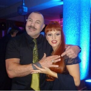 Cindy Sander Instagram - Aujourd’hui, cela fait déjà trois ans que cet immense créateur a laissé un vide dans nos vies. Pour moi, il n’était pas seulement un designer, mais un véritable mentor. Thierry Mugler a transformé ma vie, m’a fait découvrir ma créativité et m’a donné l’opportunité d’être sa muse. 

Sa vision audacieuse et son talent incomparable ont marqué le monde de la mode. Plus qu’un producteur , il était comme un père pour moi, toujours présent avec des conseils et une inspiration inestimable. 

Merci, Manfred, pour tout ce que vous avez apporté dans ma vie et dans celle de tant d’autres. Votre héritage continue de briller à travers chaque création. 💖

#thierrymugler #hommage #creativity #inspiration #mode