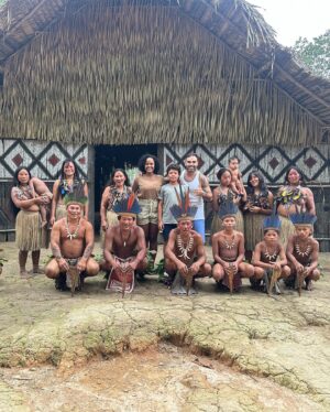 Cintia Rosa Instagram - Essa viagem foi desejada por um longo tempo! Vir pro coração do Brasil era um sonho de infância. Amazônia é um grande coração verde! Estamos passando dias incríveis por aqui, dias inesquecíveis e de muita conexão com a natureza pura, intensa e viva! O bom disso tudo é que ainda temos bastante tempo pra continuar nesse mergulho na cultura Amazonense. Família reunida e feliz no @bioma_ecolodge! Um hotel de selva em frente ao Rio Negro que nos oferece conforto e passeios incríveis!! 🫶🏽 Estamos apaixonados!